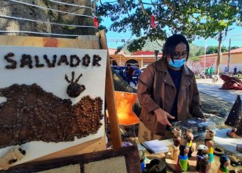 Emprendedora santaneca elabora artesanías con granos de café