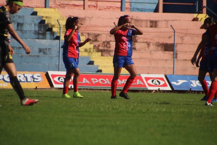 Tatiana Terezón festeja su gol ante las chicas de 11 Deportivo en Santa Ana. Cortesía FAS