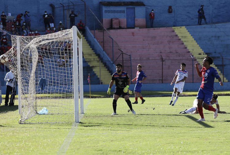 En la primera vuelta de la segunda fase los toros cayeron ante los tigrillos. Foto Diario El Salvador