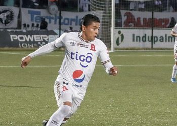 Óscar Cerén ha tenido ofertas de Tailandia, China y hasta Inglaterra, pero aún no define su futuro