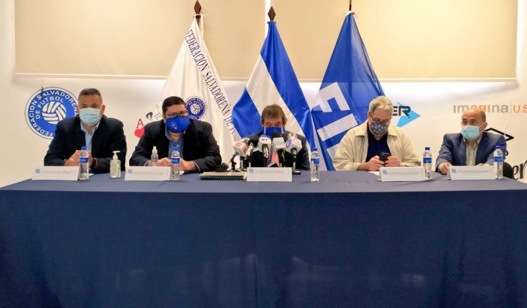 Hugo Carrillo (al centro) junto al Comité Ejecutivo de la Fesfut. Twitter: @fesfut_sv