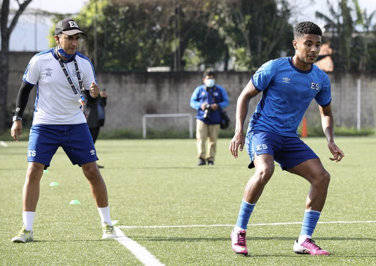Ernesto Góchez junto a Marcus Velado en un entreno dentro de la Fesfut. Cortesía