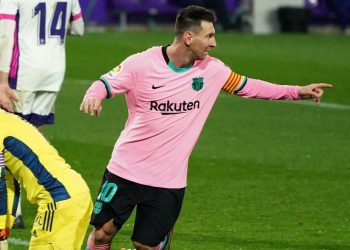 ¡Salud! Marca de cerveza regala botellas a los arqueros que Lionel Messi les anotó