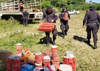 Policía destruye casi 400,000 productos pirotécnicos ilegales
