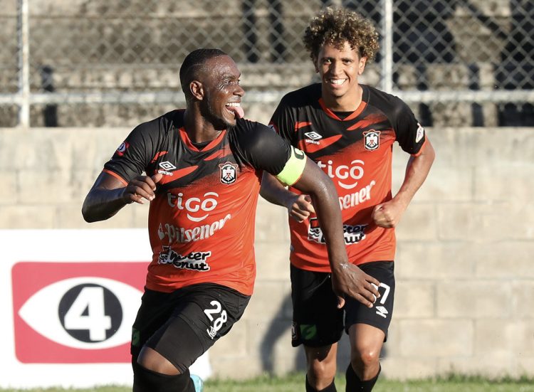 Andrés Quejada celebrando su gol junto al brasileño Yan Maciel. Foto DES/David Martinez