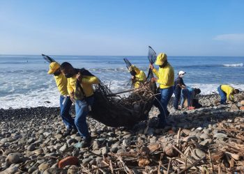 Privados de libertad ejecutan jornada de limpieza en playa El Tunco