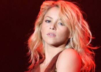 Impactante foto de Shakira para «cuando llega medianoche»