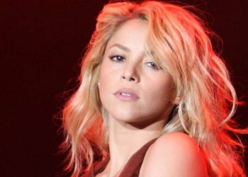 Impactante foto de Shakira para «cuando llega medianoche»