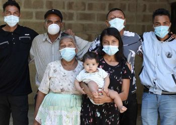 Familia Erroa: «Sobrevivimos a los escombros de Nejapa»