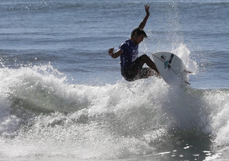El surfista salvadoreño Erickson Adbias surca las olas en El Tunco. Fotos Roberto Flores.
