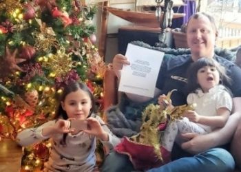 Cientos de canadienses reciben tarjetas regalo y poemas de un Papá Noel anónimo