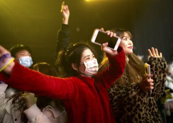 FOTOS: Miles de personas festejan la llegada del 2021 en la calle en Wuhan, epicentro de la pandemia de COVID-19