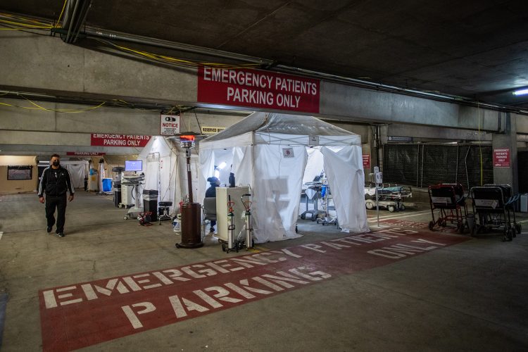 El director médico de la Unidad de Cuidados Intensivos (UCI), el Dr. Thomas Yadegar, camina dentro de una sala de emergencias temporal, construida en un estacionamiento en el Centro Médico Providence Cedars-Sinai Tarzana en Tarzana, California, el 3 de enero de 2021.