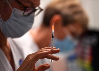Seis grupos son prioridad para la vacunación contra la COVID-19 en El Salvador