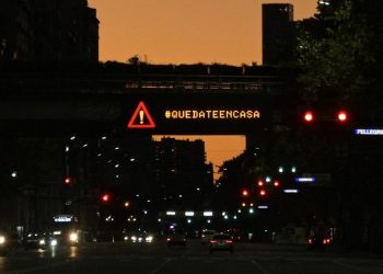 Argentina restringirá actividades nocturnas para frenar contagios de COVID-19