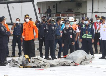 Hallan partes de cuerpos después de que desapareciera avión con 62 personas en Indonesia