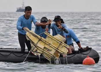 Localizan las cajas negras del avión que se estrelló en Indonesia