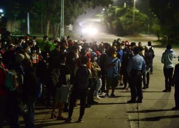 Caravana de migrantes parte desde Honduras con la esperanza de que Biden abra la puerta en EE.UU.