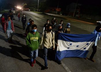 Caravana de hondureños sale rumbo a EE. UU. con la esperanza de que Joe Biden los reciba