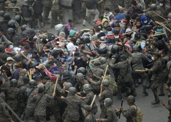 La policía de Guatemala hace retroceder a caravana de migrantes rumbo a EE. UU. con gas lacrimógeno