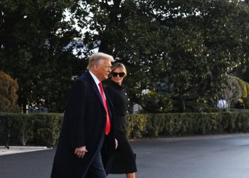 Donald Trump deja la Casa Blanca y  promete regresar al poder «de alguna forma»