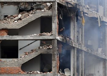 Reportan al menos dos fallecidos tras fuerte explosión en un edificio de Madrid