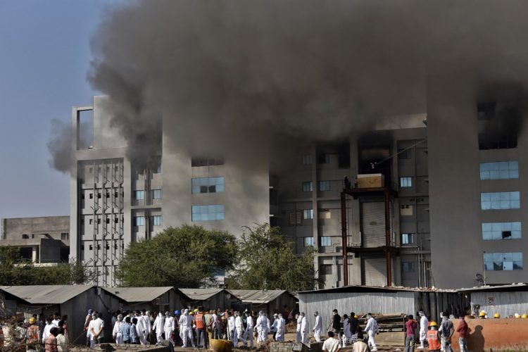 Incendio en el Instituto Serum de la India (SII), el mayor fabricante de vacunas del mundo. FOTO / AFP