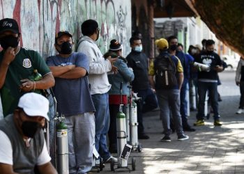 Fotos: Cinco horas de fila por una hora de oxígeno para enfermos de COVID-19 en México