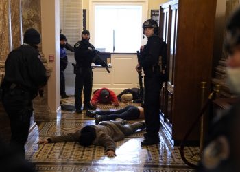 Congresistas evacuados mientras manifestantes se toman el Capitolio entre violentas protestas en EE. UU.