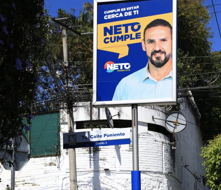 La Uca plantea que la estrategia de los políticos es desvincularse de sus partidos.