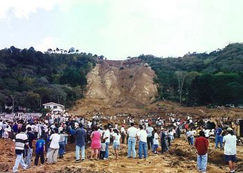 «Cuando vi la tierra no lo podía creer. Gritaba los nombres de mis familiares, pero no los encontraba»: sobreviviente del terremoto de 2001 en El Salvador