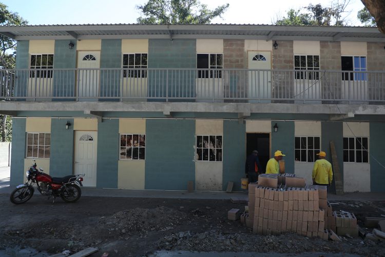 Antiguo Cuscatlán 29 de Diciembre de 2020

Historia Finca El Espino

Las familias de la Finca del Espino aún esperan la termionación del complejo habitacional que está ubicado en un terreno en el mismo lugar del que fueron desalojados hace un poco más de dos años. El complejo habitacional está siendo construido por reos en fase de confianza. 
 Foto DES/ David Martínez