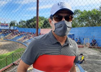 Hugo Pérez, técnico de la sub 23, llegó este sábado al país y de inmediato fue a ver FAS vs. Limeño