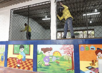 Reos en fase de confianza reparan y dan mantenimiento a las escuelas en La Libertad