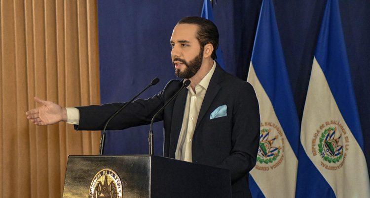 El mandatario pasó de tener una nota de 8.6 a 8.8 en comparación con encuestas pasadas de la UFG. Foto/ Diario El Salvador.