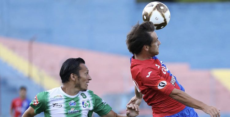Carlos Arévalo y Guillermo Stradella, de Sonsonate y FAS respectivamente, vo,verán a tener un atractivo duelo esta noche. FOTO Diario El Salvador.