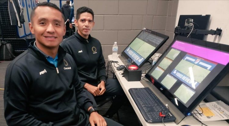 Iván Barton (adelante) es el árbitro que dirigirá la final del torneo Apertura 2020.