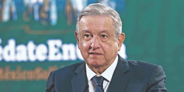 Biden y López Obrador abordan migración vía llamada