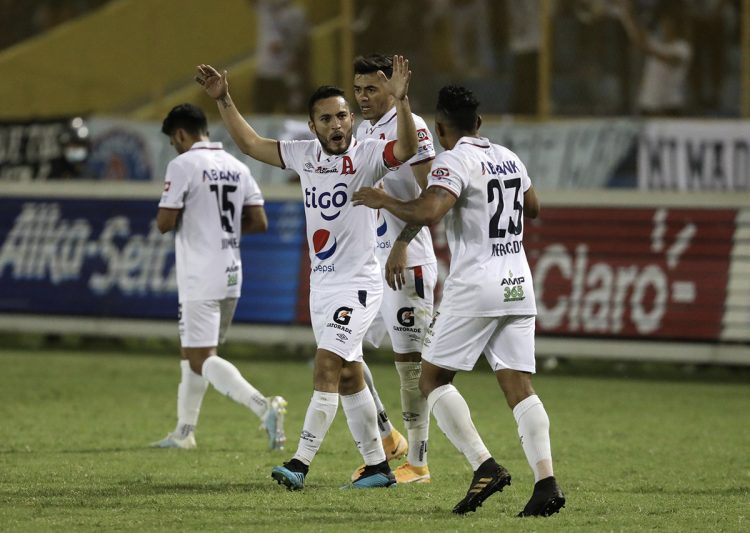 Marvin Monterroza alza la manos en señal de victoria después de imponerse 3-0 sobre Águila en la final del Torneo Apertura 2020. Foto/ Diego Garcia.
