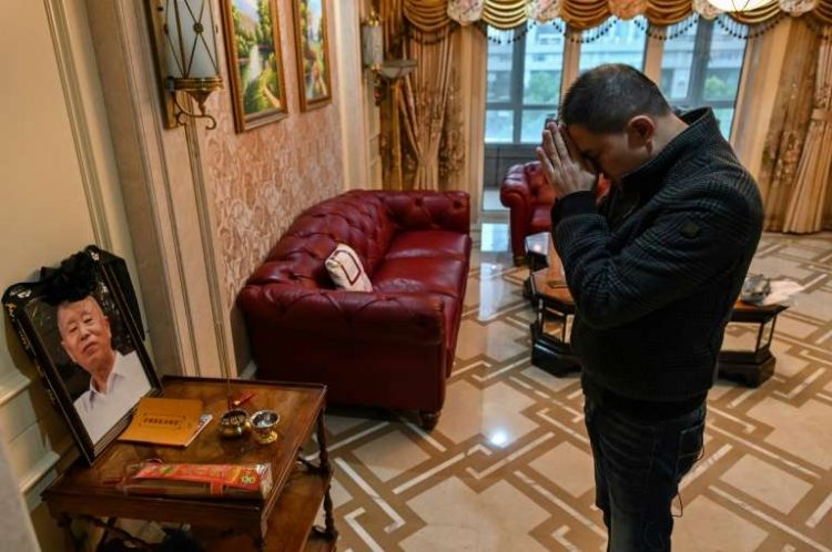 Liu Peien mantiene el retrato
de su padre cerca. Foto AFP.