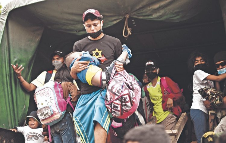 La primera caravana migrante hondureña de 2021, fue detenida en Guatemala.