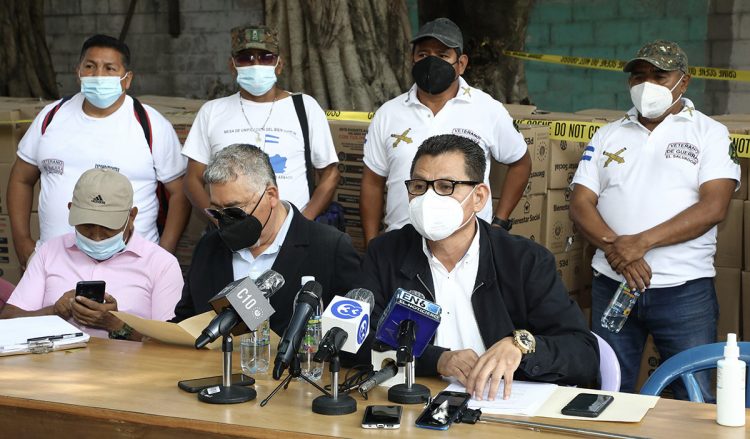 Los veteranos condenaron el allanamiento que hizo la Fiscalía entre las 10 de la noche
del viernes y las 3:30 de la mañana de ayer. Foto: Diario El Salvador.