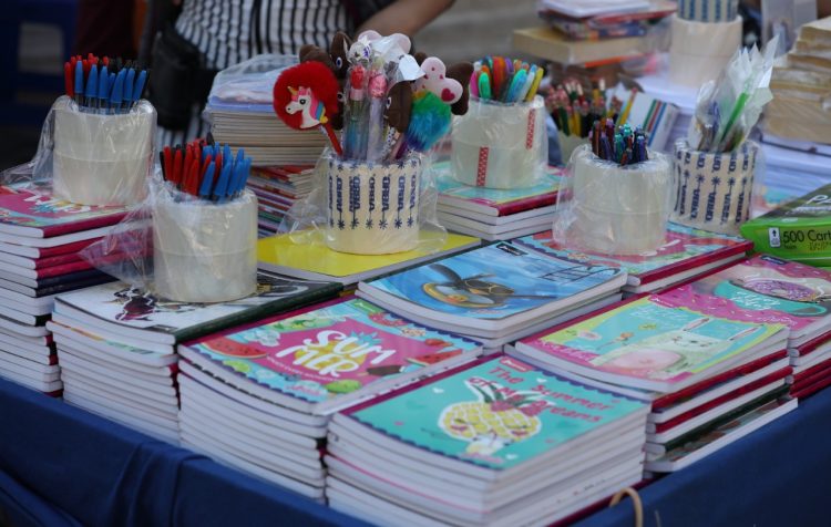 Los puestos que se encuentran ofreciendo útiles escolares en el centro de San Salvador son escasos./Foto René Estrada.