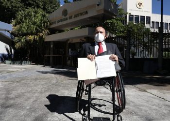 David Reyes interpone demanda de inconstitucionalidad a ley de subsidio de buseros