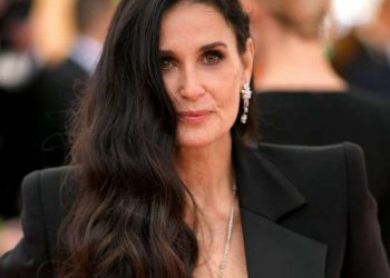 Demi Moore modela a sus 58 años y sorprende con un rostro diferente