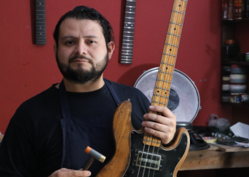 El lutier salvadoreño que restaura los sonidos