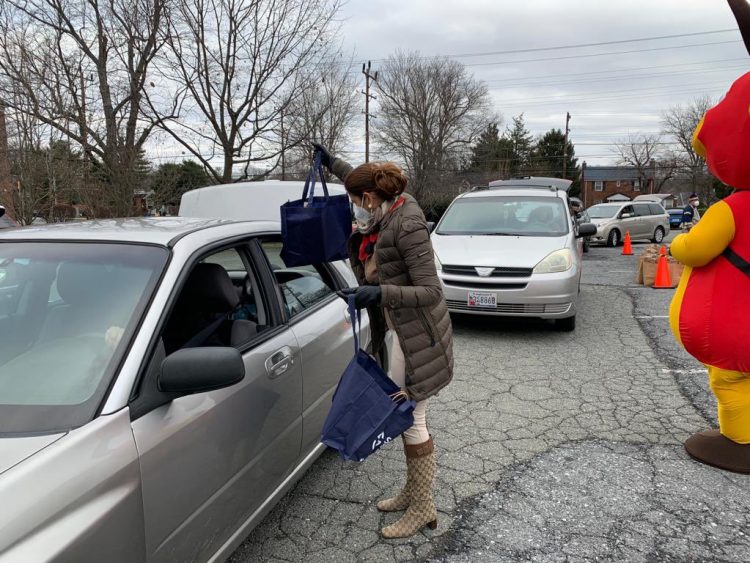 Embajadora de El Salvador en los Estados Unidos, Milena Mayorga, entregó ayuda a a decenas de connacionales junto al cónsul de Silver Spring. Foto/ Cortesía.