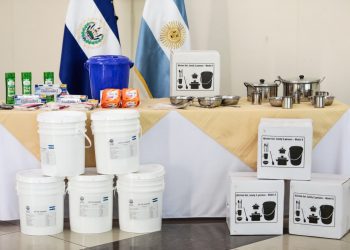 Argentina entrega a El Salvador donativos para familias afectadas por el paso de tormentas tropicales en 2020