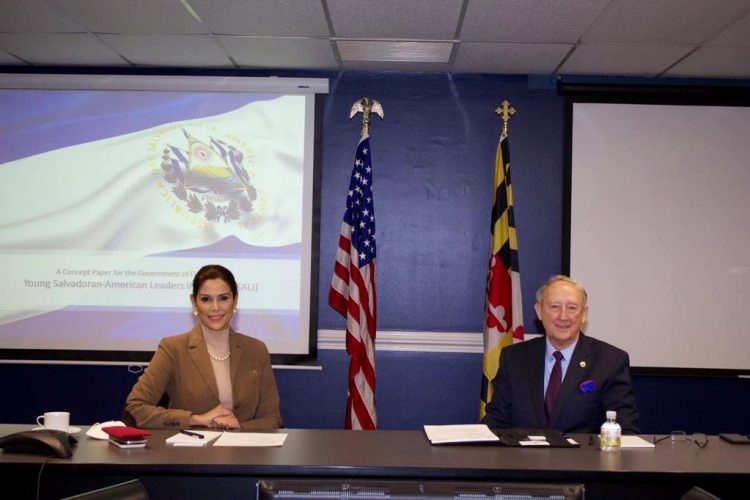 Embajadora de El Salvador en los Estados Unidos, Milena Mayorga,  junto al Secretario del Estado de Maryland, John Wobensmith. Foto/ Cortesía.