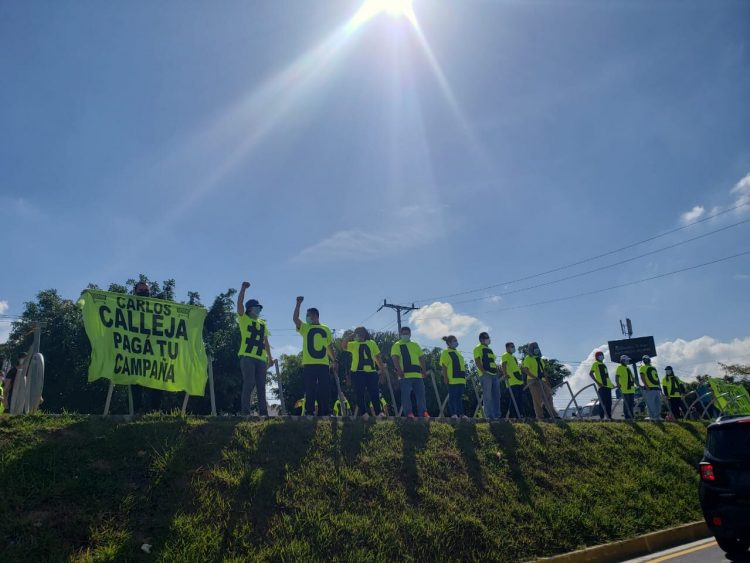 Protesta. Según los manifestantes, son cerca de $500,000 los que les adeudan por los servicios otorgados. Foto: Twitter Noticiero El Salvador
